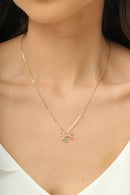 Colar com pingente em formato de laço detalhado por zirconias