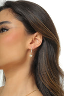 Brinco com design floral em zirconias