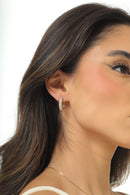 Argola oval detalhada por zirconias