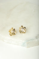 Brinco flor orgânica lisa com miolo em zirconias