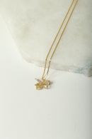 Colar com pingente em formato de laço detalhado por zirconias