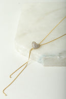 Colar coração gravata com detalhes em zircônia