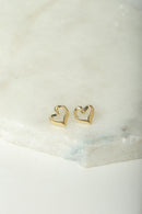 Brinco em formato de coração vazado