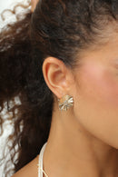 Brinco orgânico oval com pontos de luz