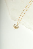 Colar coração cravejado com corações vazados dentro