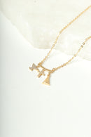 Colar plaquinha “paz/fé/amor” com pingentes Espírito Santo, cruz e nossa senhora cravejados